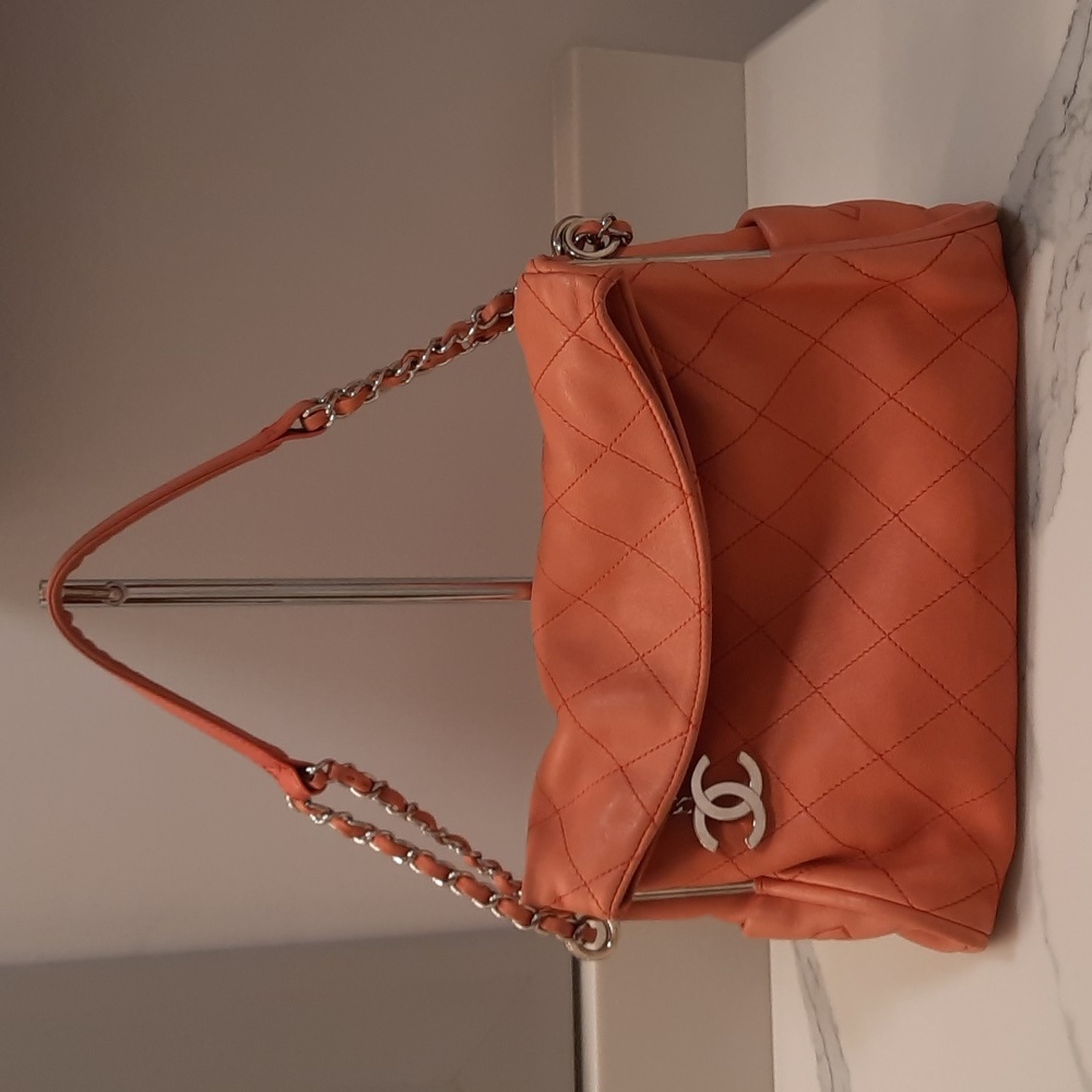 Chanel lingge cowhide leather foldover bag with dust bag - Picture 2 of 12